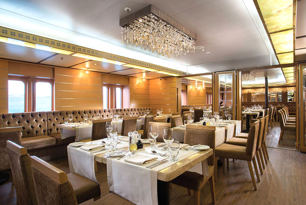 El Restaurante a bordo del Silver Galapagos (Silversea Expeditions) CRUCEROS ISLAS GALAPAGOS CRUCEROS SILVER GALAPAGOS CRUCEROS PARQUE NATURAL GALAPAGOS CRUCEROS EXPEDICION GALAPAGOS GALAPAGOS CRUISES LUXURY GALAPAGOS CRUISES CRUCEROS EN YATE CRUCEROS EN BARCO PEQUEÑO CRUCEROS SILVERSEA EXPEDITIONS CRUCEROS EXPEDICION SILVERSEA CRUCEROS DE LUJO LUGARES REMOTOS CRUCEROS EXPLORACION SILVERSEA CRUCEROS SILVER GALAPAGOS CRUCEROS BARCO PEQUEÑO CRUCEROS BUQUES DE LUJO CRUCEROS REMOTOS CRUCEROS UNICOS CRUCEROS PARA MILLONARIOS CRUCEROS PARA RICOS CRUCEROS EXCLUSIVOS #LuxuryCruises #SilverSea #CrucerosAventura #ViajesdeNovios #CrucerosDiferentes #crucerosislasgalapagos #crucerosgalapagos #SilverseaExpeditions #SilverGalapagos #Viajesdelujo #viajesexclusivos #crucerosexploracion #expeditioncruises #crucerosexpedicion #crucerosnaturaleza